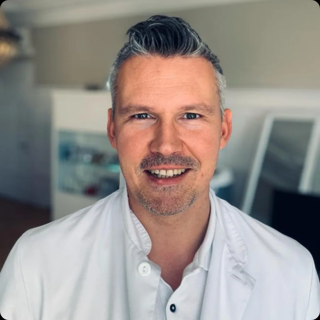 Porträt von Dr. med. Lukas Pindur.